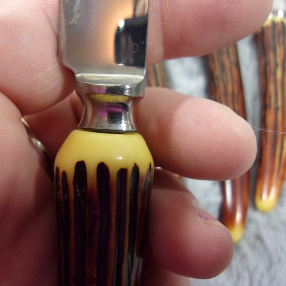 COPY - H-96 SET OF 6 CROWN CREST FAUX ANTLER BAKELITE HANDLE STEAK KNIVES - Picture 6 of 8